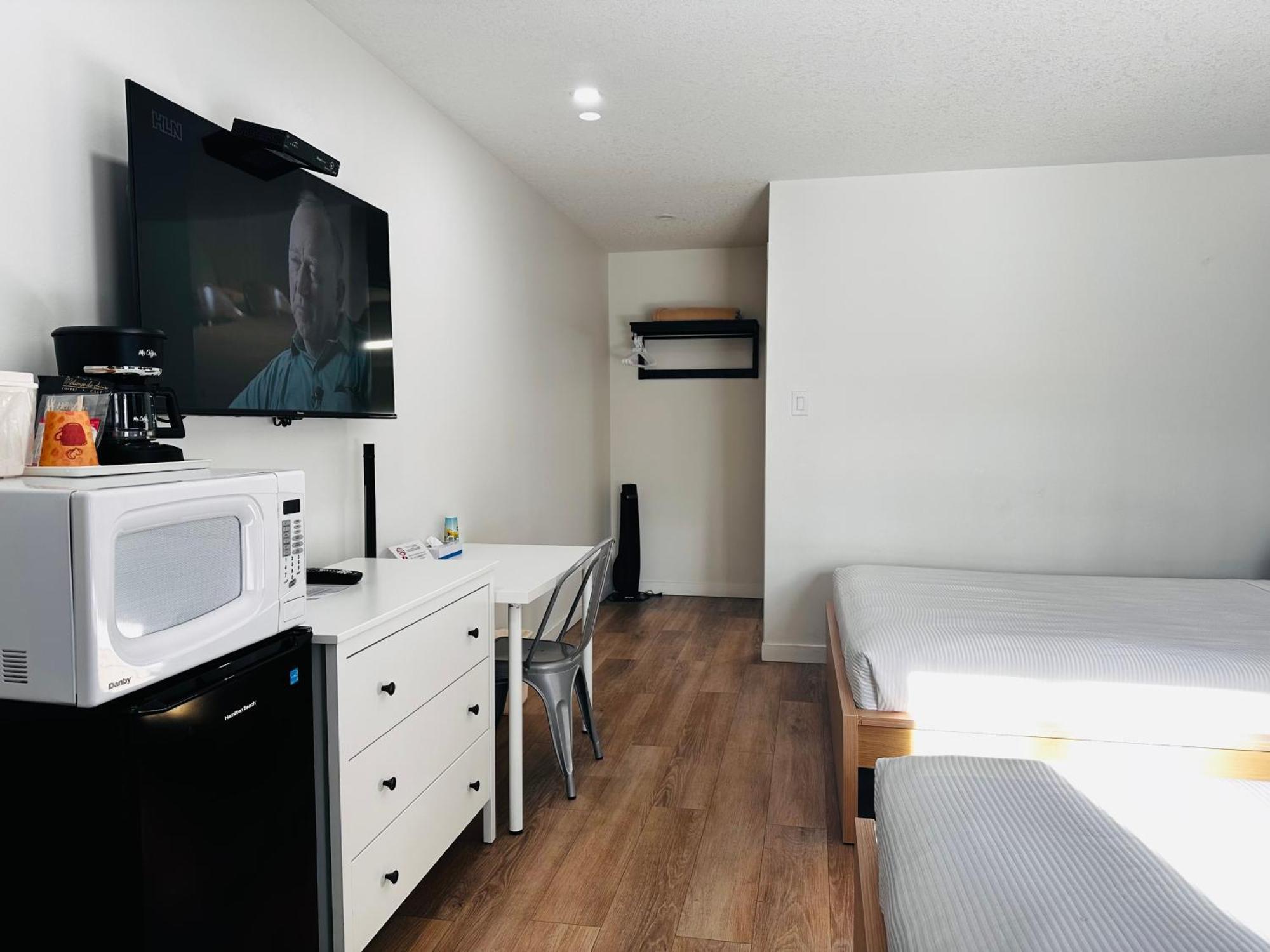 Cloud 9 Inn Whitecourt Exterior foto